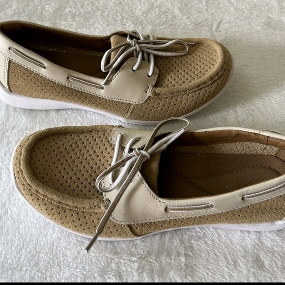 Like New Clark Suede Leather Tan Extra Light Loafers - Picture 10 of 10